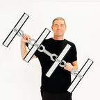 ARAY 4 Grow Light - Pflanzlampfe. Man holding grow light with a white background