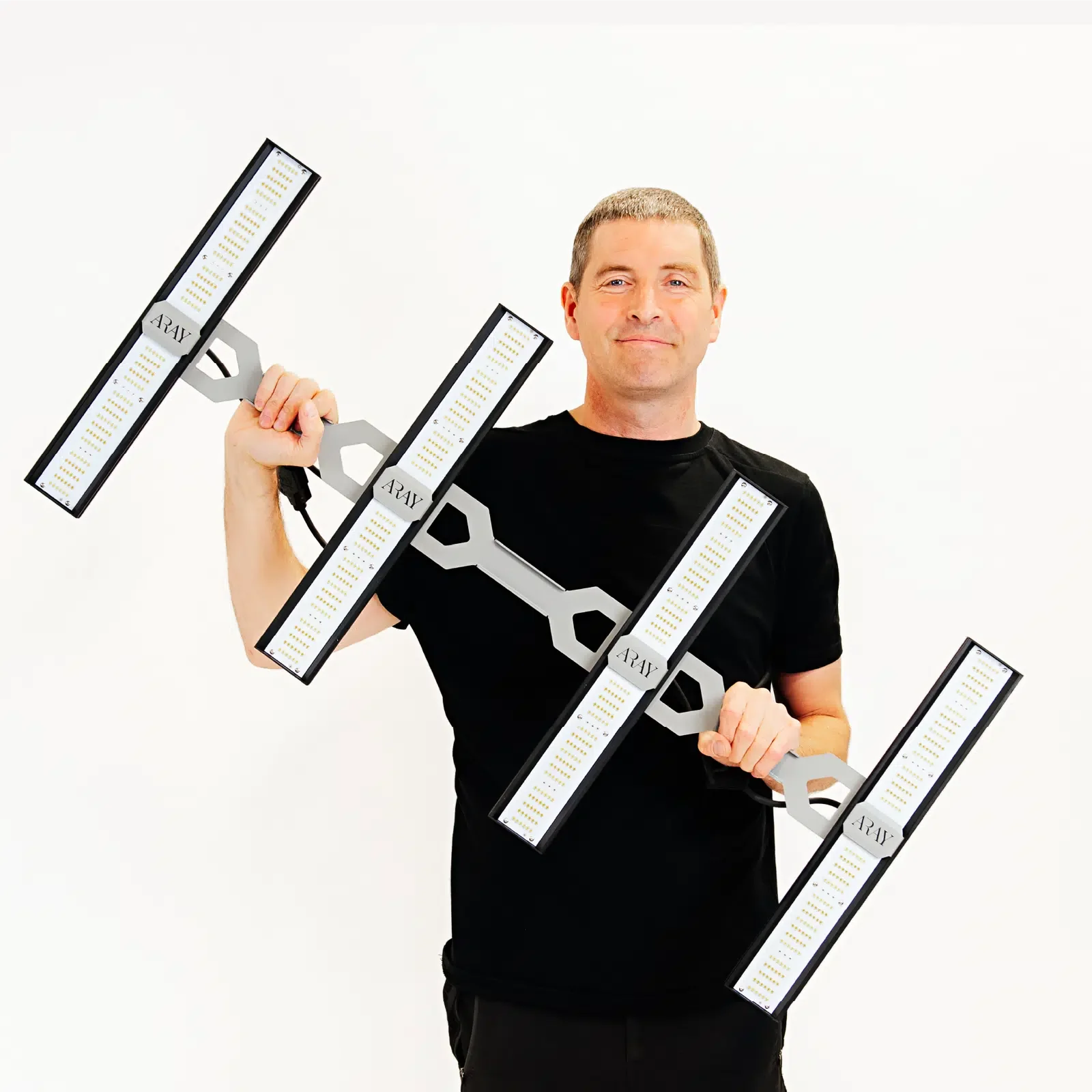 ARAY 4 Grow Light - Pflanzlampfe. Man holding grow light with a white background