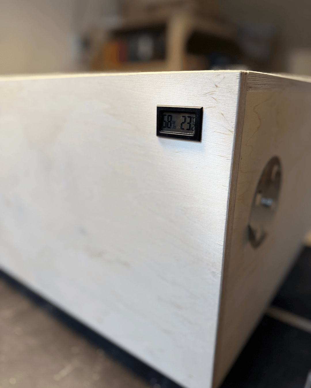 Digital Hygrometer and Thermometer on the DryBox