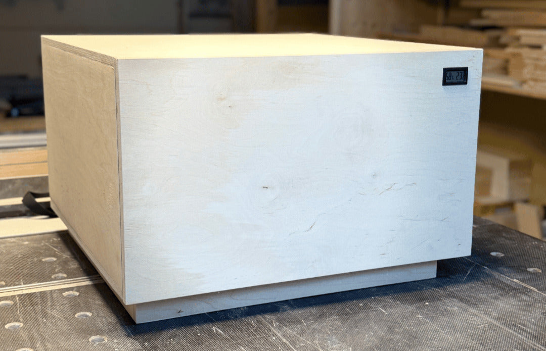 Nahaufnahme der Drybox mit Hygrometer & Thermometer